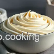 Easy Vanilla Icing Recipe: Silky Smooth Buttercream!